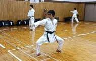 自主練で空手の型を練習している黒帯の男性