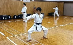 自主練で空手の型を練習している黒帯の男性