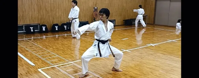 自主練で空手の型を練習している黒帯の男性