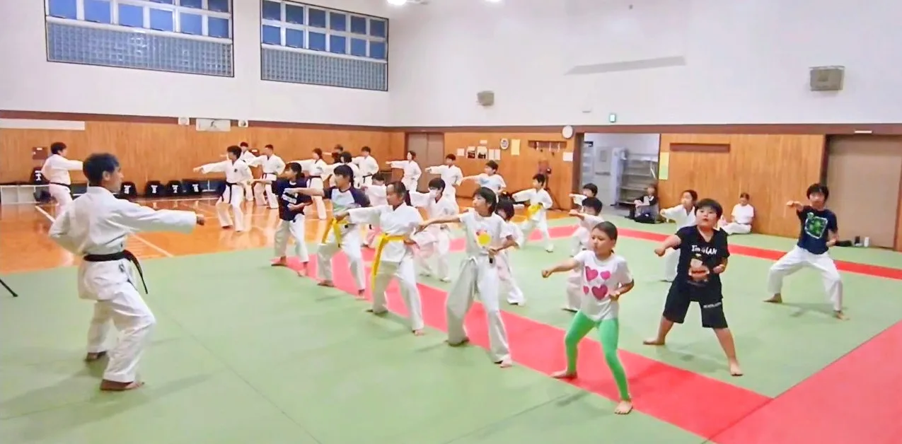 日曜日18時からの大人子供合同稽古の様子（会場は横浜吉田中学校 格技場）