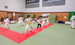 昇級試験目前に真剣な表情で稽古する子供たち