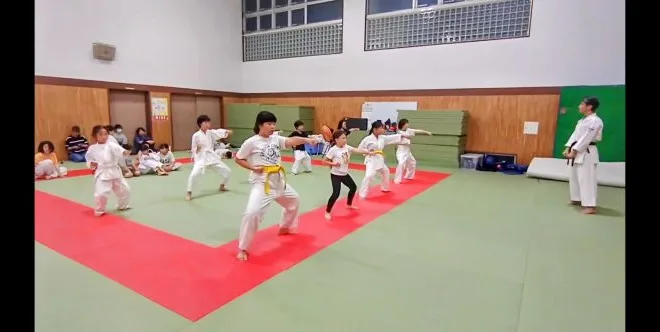 昇級試験目前に真剣な表情で稽古する子供たち