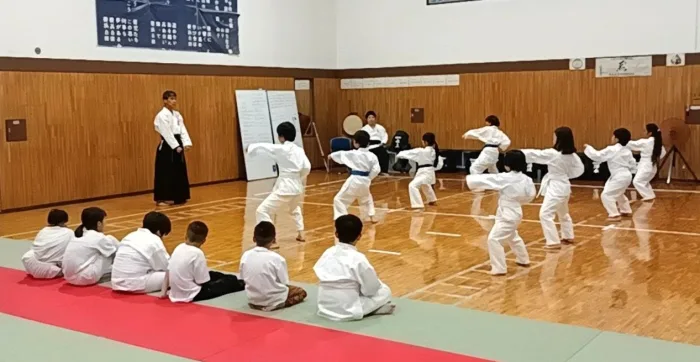 昇級試験に臨んでいる子供たち