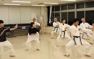 金曜大人クラスでの空手の型を稽古しているようす