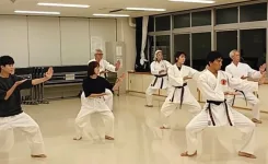 金曜大人クラスでの空手の型を稽古しているようす
