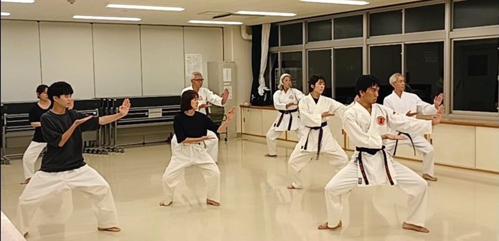 金曜日19時からの中学生～大人クラスの稽古風景（会場は横浜吉田中学校コミュニティハウス）