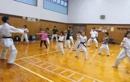 大人と子供が合同で空手の稽古をしているようす