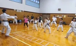 大人と子供が合同で空手の稽古をしているようす