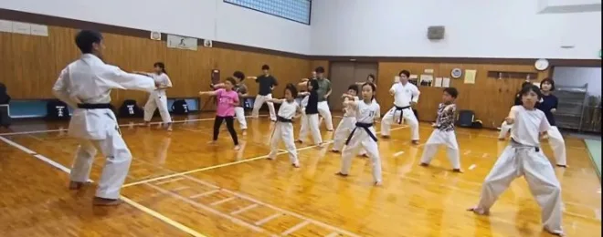 大人と子供が合同で空手の稽古をしているようす