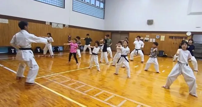 大人と子供が合同で空手の稽古をしているようす
