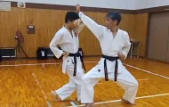 約束組手という稽古をする黒帯男性2人