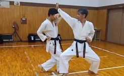 約束組手という稽古をする黒帯男性2人