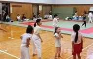 空手稽古の開始前に会場で楽しそうに遊んでいる子供たち