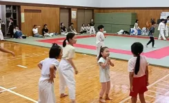 空手稽古の開始前に会場で楽しそうに遊んでいる子供たち