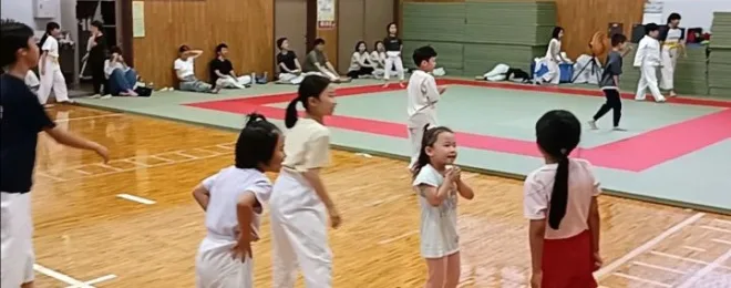空手稽古の開始前に会場で楽しそうに遊んでいる子供たち
