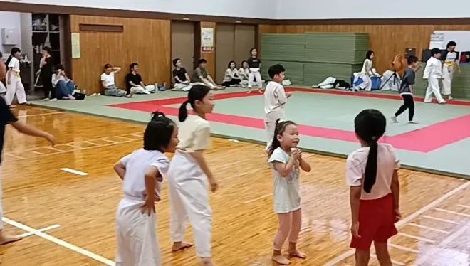 空手稽古の開始前に会場で楽しそうに遊んでいる子供たち