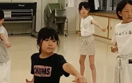 空手の基本稽古を練習する小学生たち