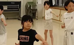 空手の基本稽古を練習する小学生たち