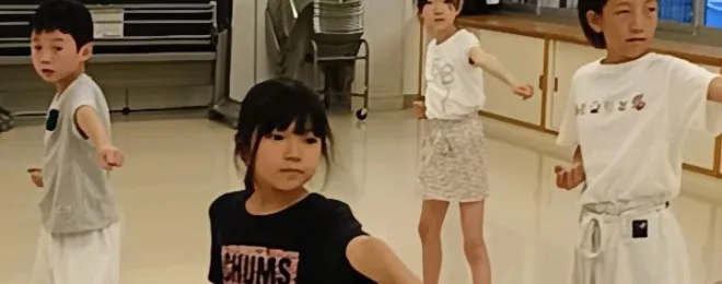 空手の基本稽古を練習する小学生たち
