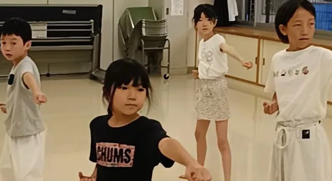 空手の基本稽古を練習する小学生たち
