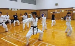 大人と小中学生が一緒に稽古しているようす