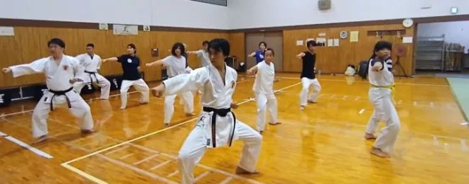 大人と小中学生が一緒に稽古しているようす