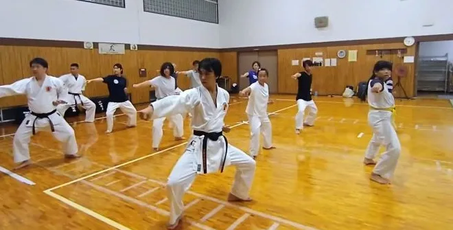 大人と小中学生が一緒に稽古しているようす