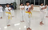 空手の直れの動作を練習中の小学生たち｜横浜関内の金井空手道場