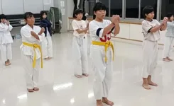 空手の直れの動作を練習中の小学生たち|横浜関内の金井空手道場