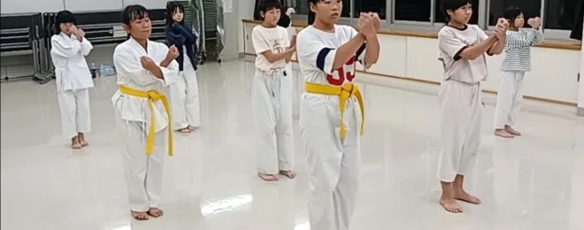 空手の直れの動作を練習中の小学生たち|横浜関内の金井空手道場