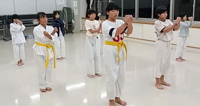 空手の直れの動作を練習中の小学生たち|横浜関内の金井空手道場