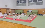 横浜関内の金井空手道場で、道場生たちが綺麗に整列して黙想を行っている稽古風景