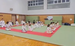 横浜関内の金井空手道場で、道場生たちが綺麗に整列して黙想を行っている稽古風景
