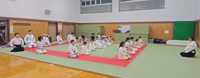 横浜関内の金井空手道場で、道場生たちが綺麗に整列して黙想を行っている稽古風景