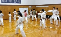 大人グループに数名の子供たちを交えて空手の型を丁寧に稽古する様子|横浜関内の金井空手道場