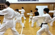 道場で大人と子供の道場生たちが並んで一緒に空手の型を稽古する様子|横浜関内の金井空手道場