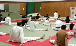 横浜関内空手教室(金井空手道場)の日曜合同稽古:大人子供一緒に稽古前のストレッチをしているようす