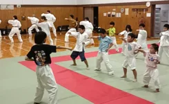 横浜関内空手教室（金井空手道場）の日曜合同稽古：大人は移動稽古、子供は基本稽古をしているようす