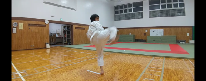 蹴り技「交差足刀」の練習