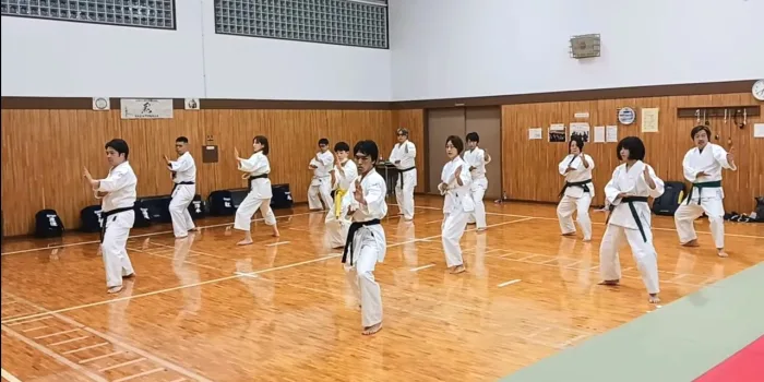 横浜関内の空手教室「少林寺流金井空手道場」が最も重視する安全な型中心の稽古風景