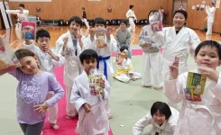 空手稽古後ハロウィンのお菓子を手に喜ぶ子供たち