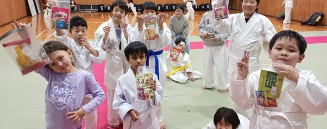 空手稽古後ハロウィンのお菓子を手に喜ぶ子供たち