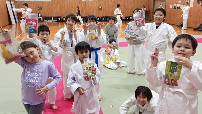 空手稽古後ハロウィンのお菓子を手に喜ぶ子供たち