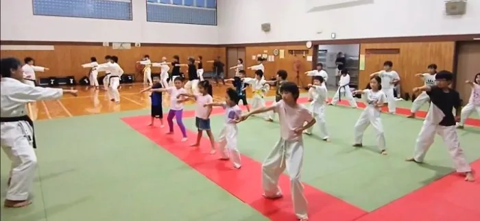 横浜関内の空手教室「少林寺流金井空手道場」で初心者向けに行う基本稽古・正拳突きの指導風景
