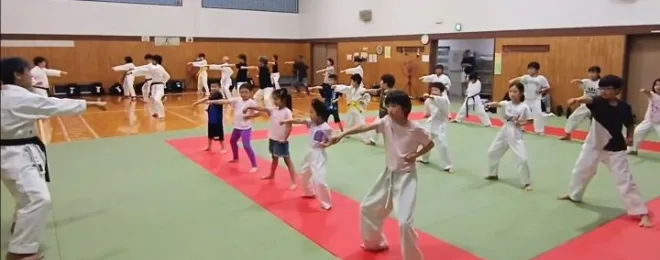 暑くなりだしてTシャツ姿で稽古する道場生が目立つように